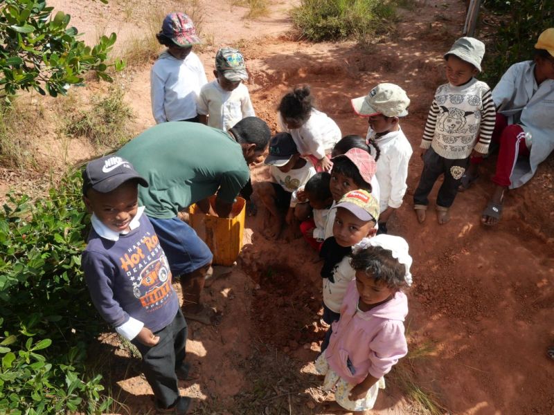 Reboisement dès la classe de T1 à l’école LOHARANOSOA